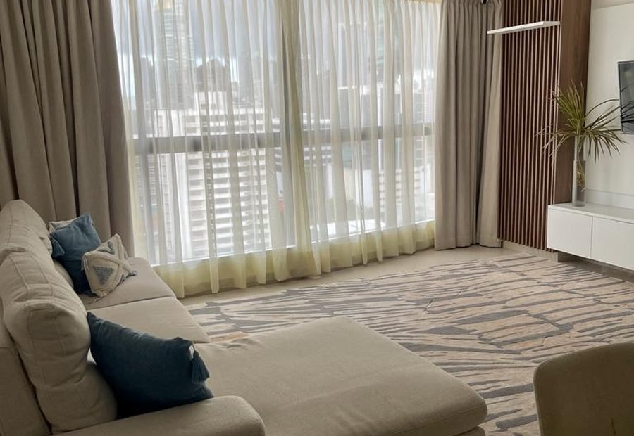 Apartamento en Obarrio - sala con ventanales