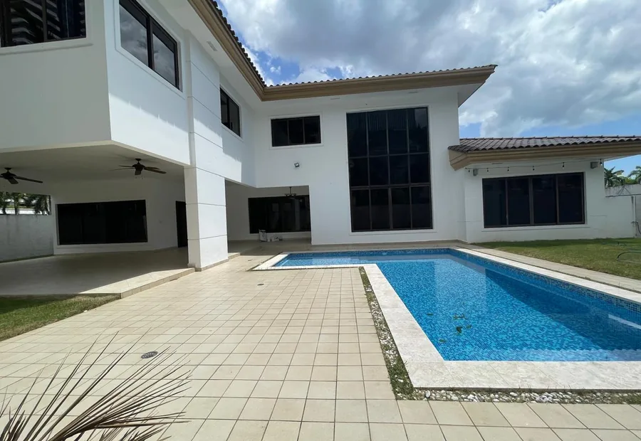 Casa en Costa del Este - 09 piscina