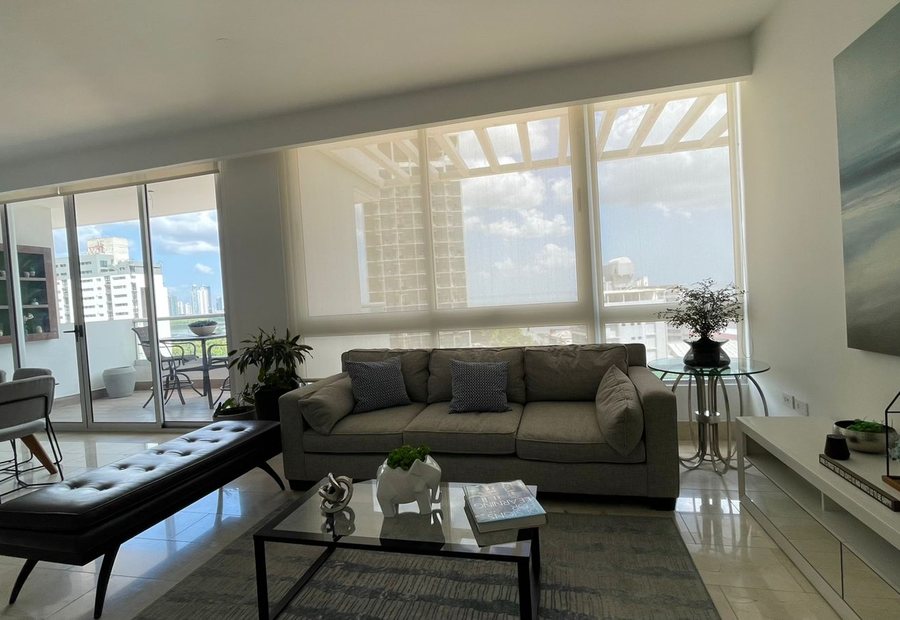 Apartamento en Coco del Mar - sala con acceso al balcón